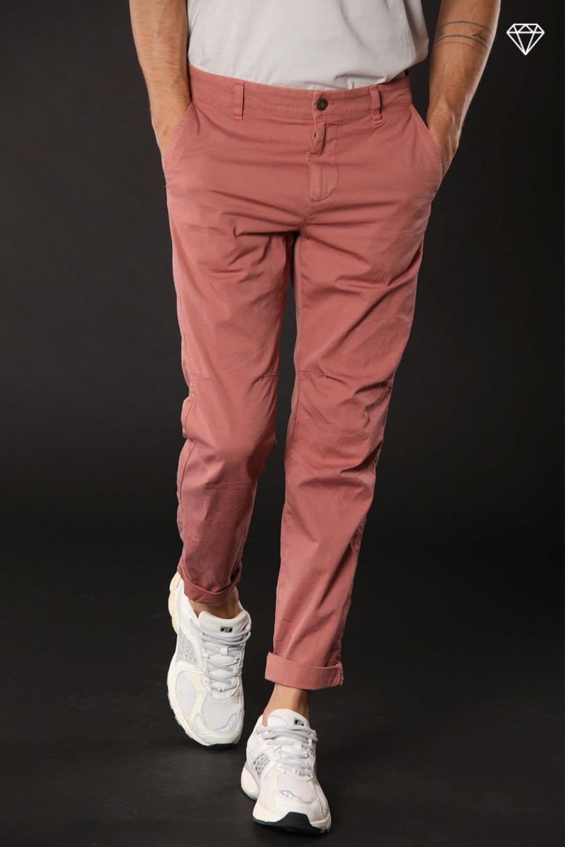 John Coolkhinos Herren-Chinohose aus Stretch-Satin logo edition Carrot Fit ①