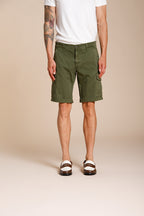 Chile bermuda cargo hombre en satén stretch slim fit ①