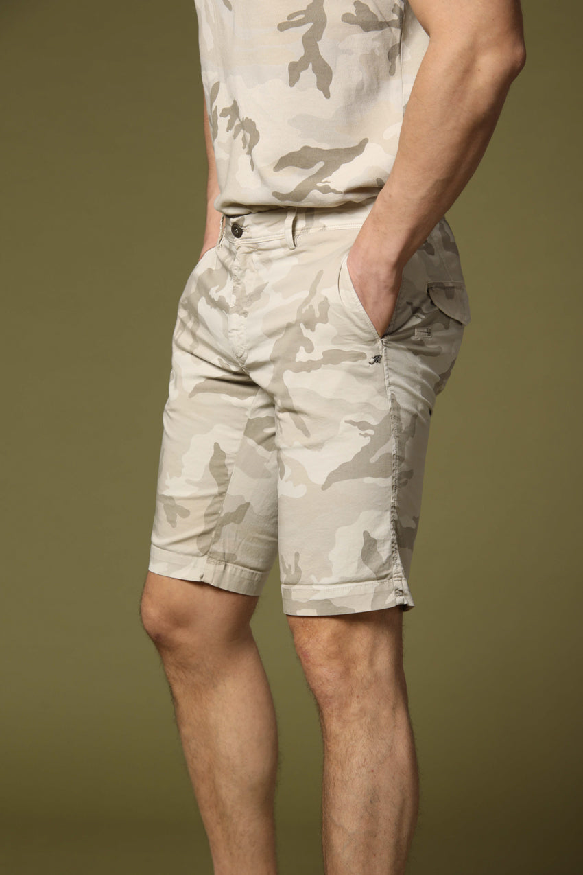 Image 4 of men's chino Bermuda shorts, Eisenhower model, with camouflage pattern, in beige, slim fit by Mason's