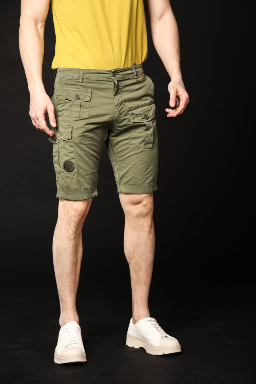 immagine 2 di bermuda cargo uomo modello George colore verde carrot fit di Mason's