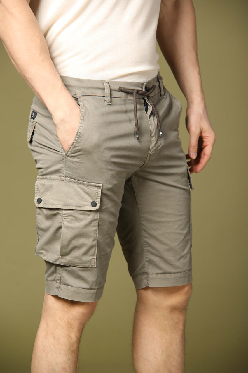 Image 2 de bermudas cargo homme, modèle Chile Athleisure, couleur vert militaire, coupe carotte de Mason's