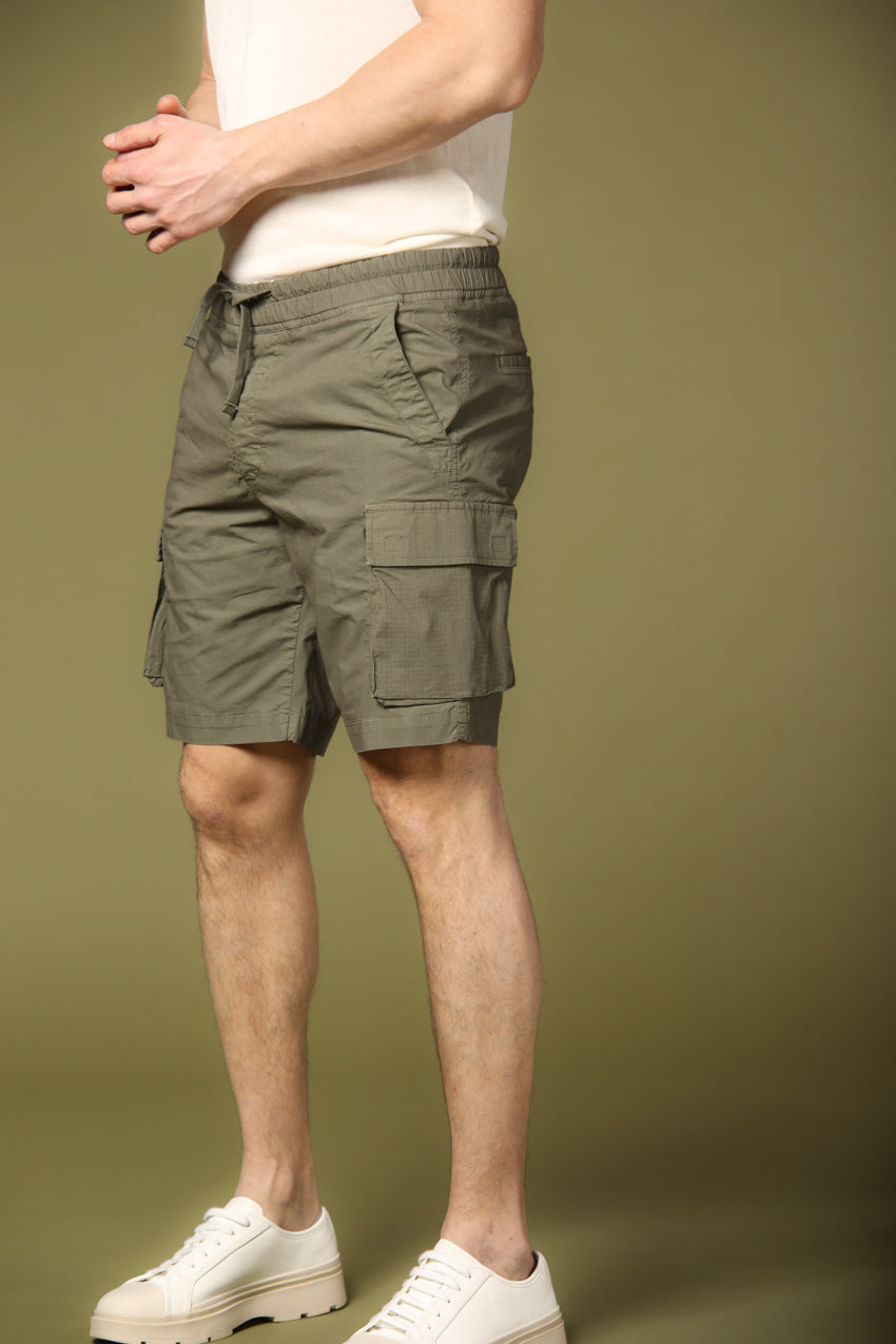 immagine 2 di bermuda cargo uomo modello Forte Summer colore verde militare regular fit di Mason's