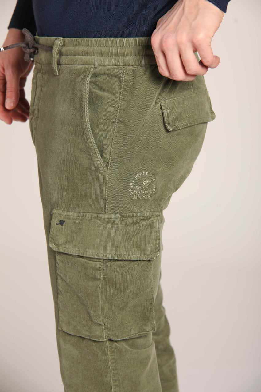 immagine 3 di pantalone cargo jogger uomo modello Chile in velluto, colore verde militare, fit extra slim di Mason's