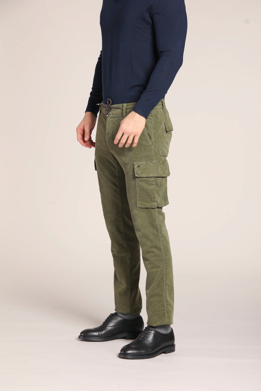 immagine 4 di pantalone cargo jogger uomo modello Chile in velluto, colore verde militare, fit extra slim di Mason's