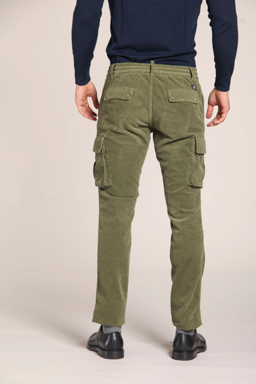 immagine 5 di pantalone cargo jogger uomo modello Chile in velluto, colore verde militare, fit extra slim di Mason's