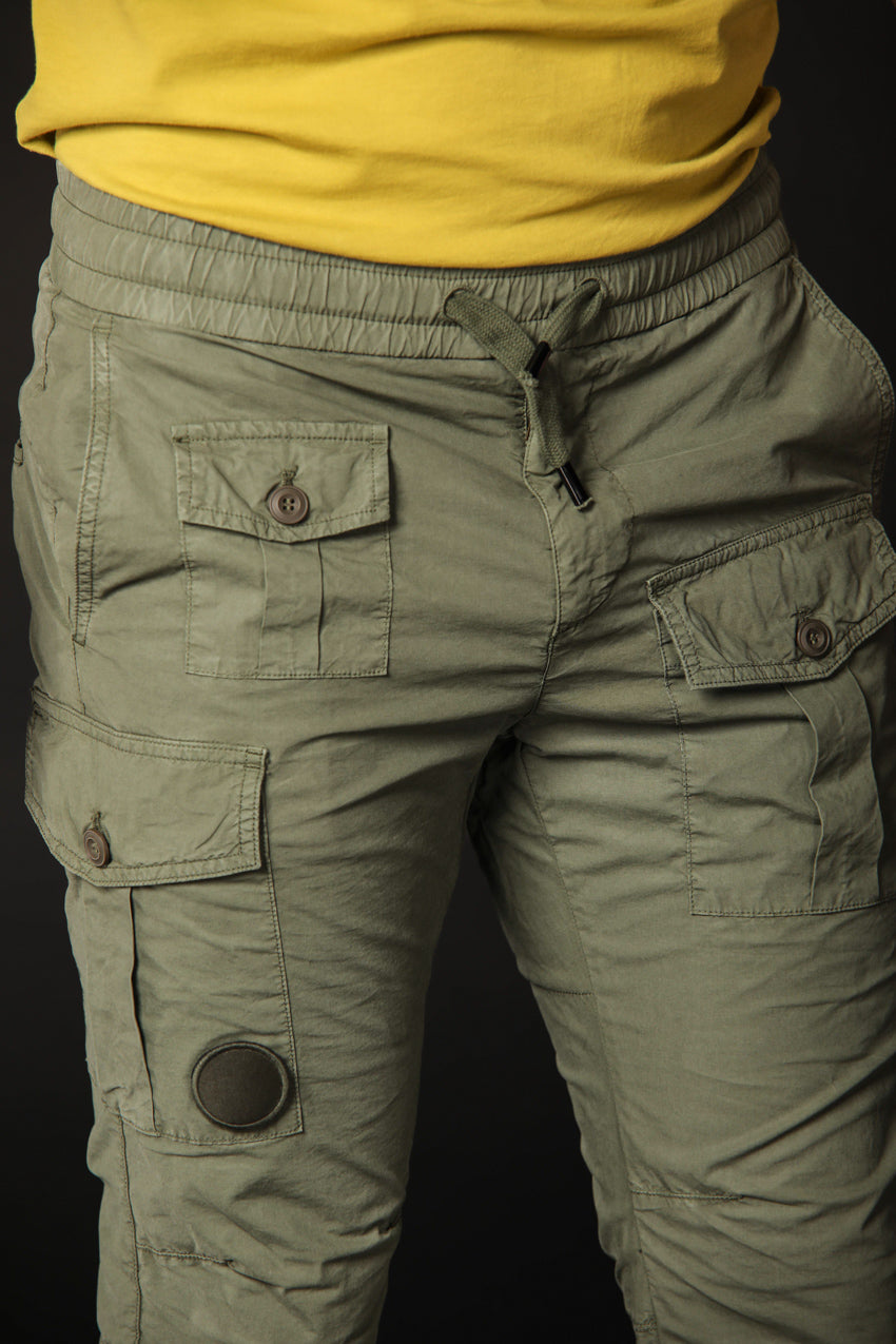 immagine 3 di pantalone cargo uomo modello George in verde carrot fit