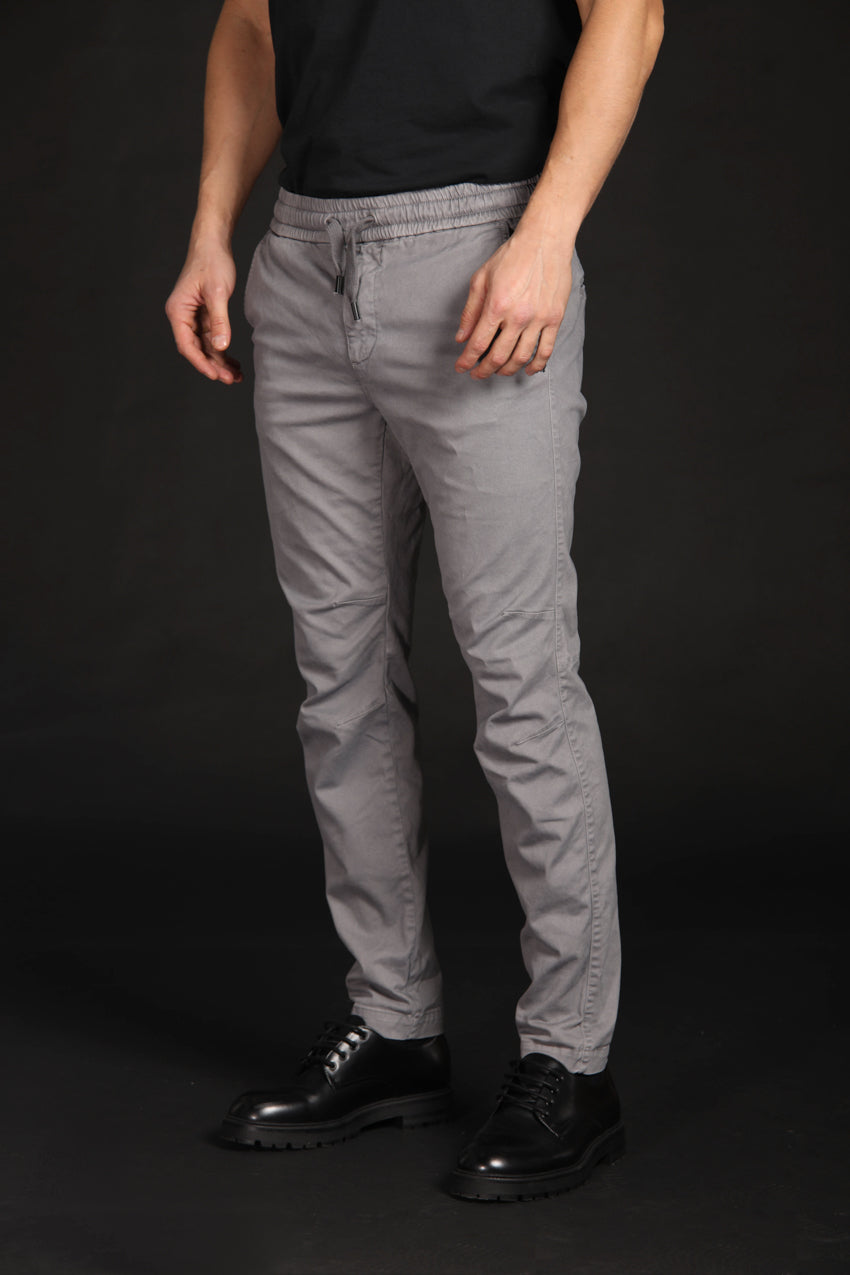 immagine 2 di pantalone chino uomo modello John Sack di colore grigio, carrot fit di Mason's