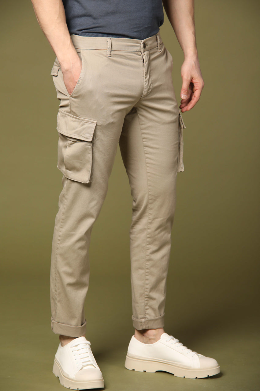 immagine 2 di pantalone cargo uomo modello Chile City in stucco chiaro regular fit di Mason's