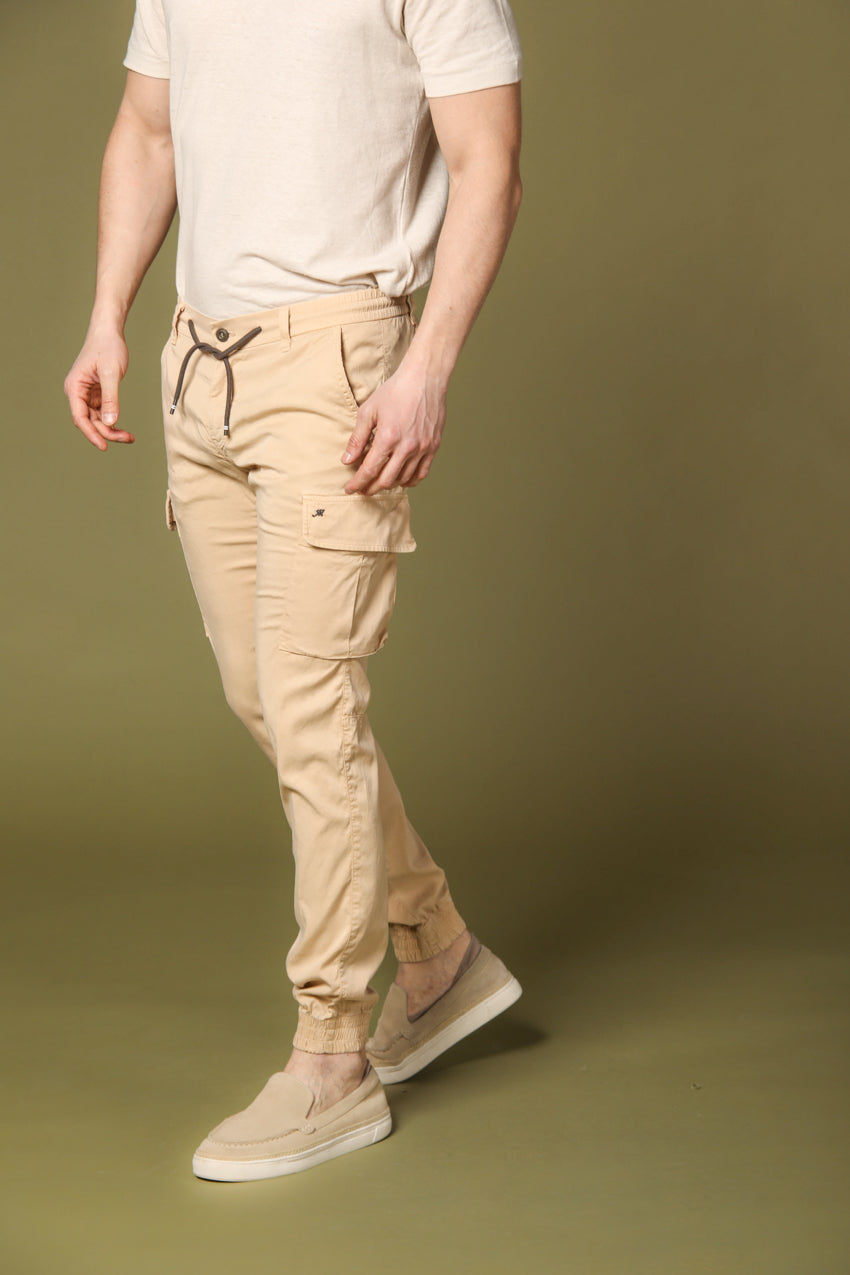 Bild 2 von Herren-Cargohose, Modell Chile Elax in dunklem Khaki, extra slim Passform von Mason's