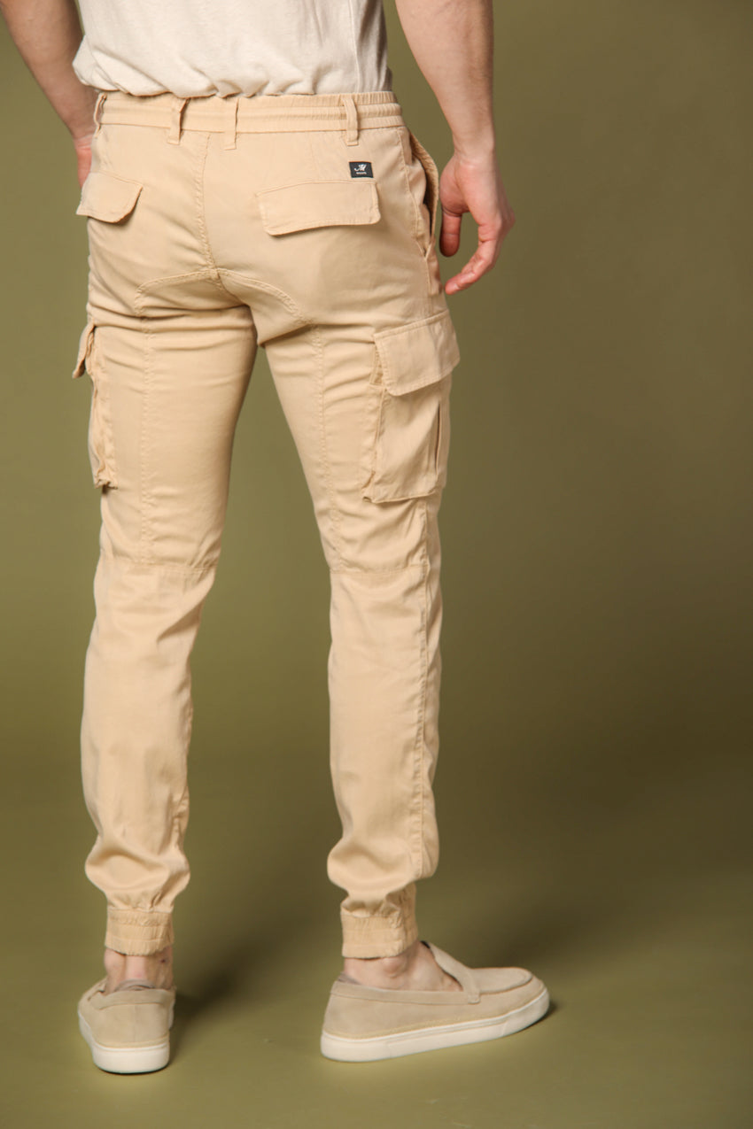 Bild 5 von Herren-Cargohose, Modell Chile Elax in dunklem Khaki, extra slim Passform von Mason's