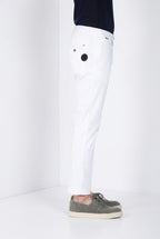 John Coolkhinos pantalon chino homme en satin stretch Logo Edition carrot fit ①