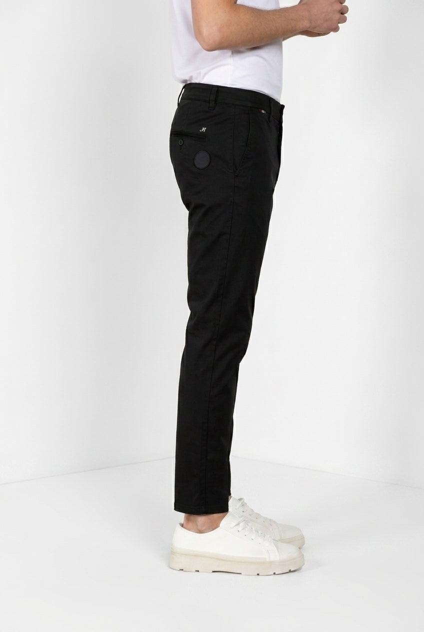 John Coolkhinos pantalon chino homme en satin stretch Logo Edition carrot fit ①