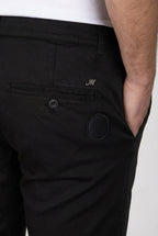 John Coolkhinos pantalon chino homme en satin stretch Logo Edition carrot fit ①