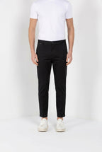 John Coolkhinos pantalon chino homme en satin stretch Logo Edition carrot fit ①