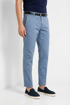 John Coolkhinos pantalón chino hombre de satén stretch Logo Edition carrot fit ①