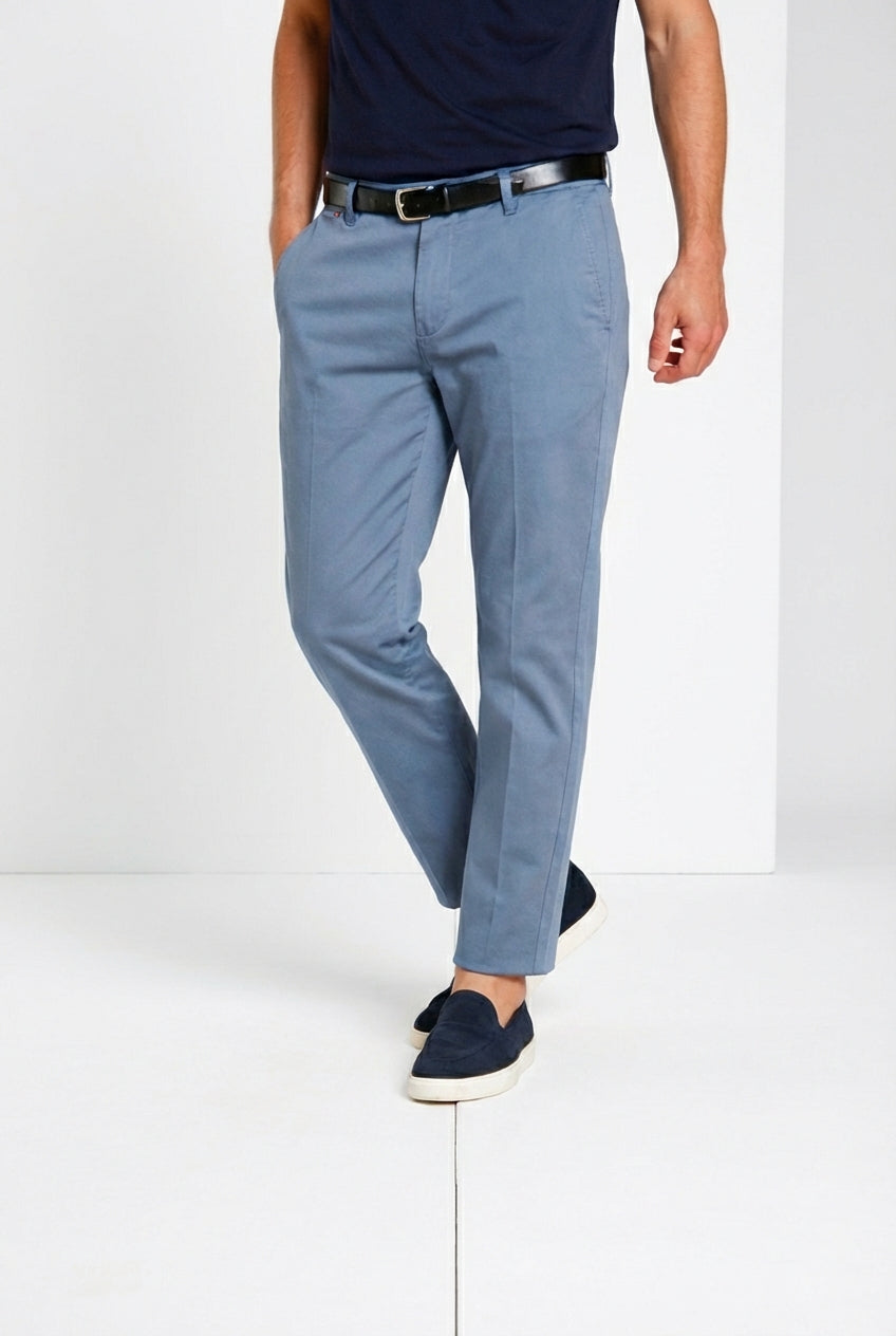 John Coolkhinos pantalón chino hombre de satén stretch Logo Edition carrot fit ①
