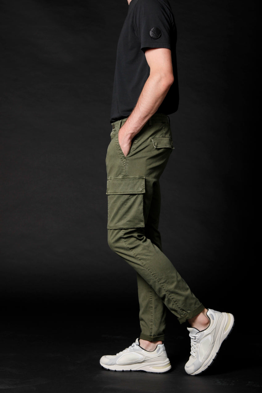 immagine 3 di pantalone cargo uomo in cotone e tencel limited edition modello Havana colore verde carrot fit di Mason's