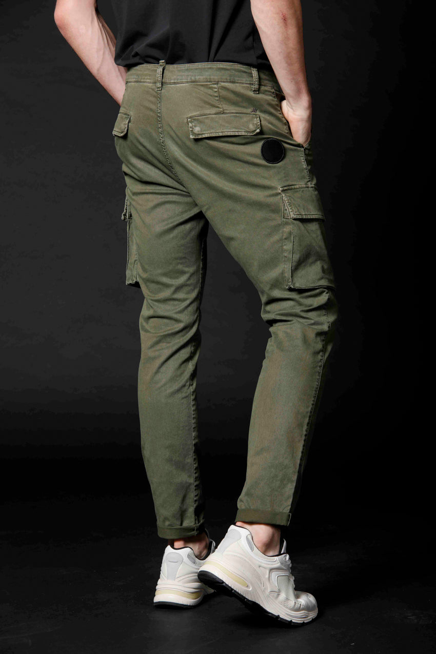 immagine 4 di pantalone cargo uomo in cotone e tencel limited edition modello Havana colore verde carrot fit di Mason's