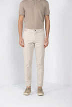 Madison M74 pantalón chino hombre en twill ligero stretch carrot fit