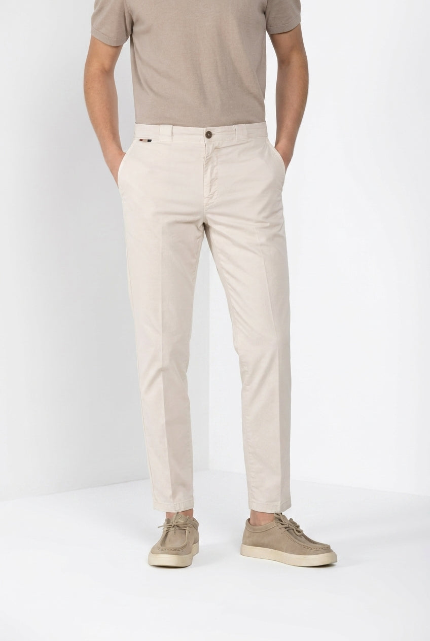 Madison M74 pantalón chino hombre en twill ligero stretch carrot fit