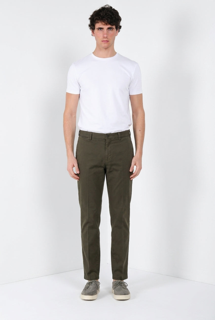 Madison M74 pantalón chino hombre en twill ligero stretch carrot fit