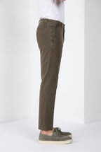 Madison M74 pantalón chino hombre en twill ligero stretch carrot fit