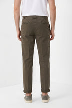 Madison M74 pantalón chino hombre en twill ligero stretch carrot fit
