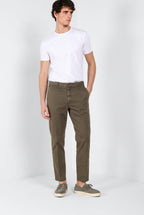 Madison M74 pantalón chino hombre en twill ligero stretch carrot fit