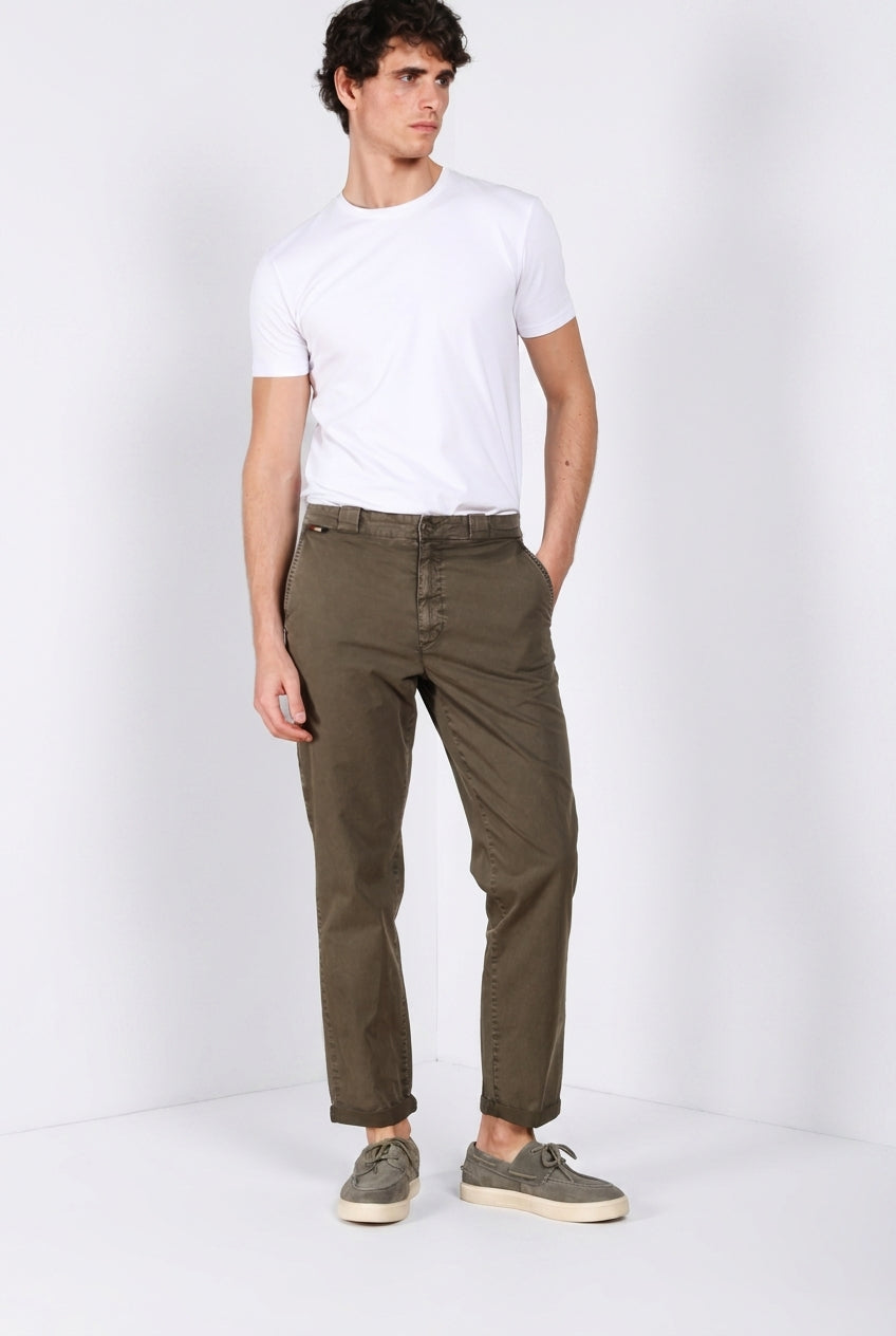 Madison M74 pantalón chino hombre en twill ligero stretch carrot fit
