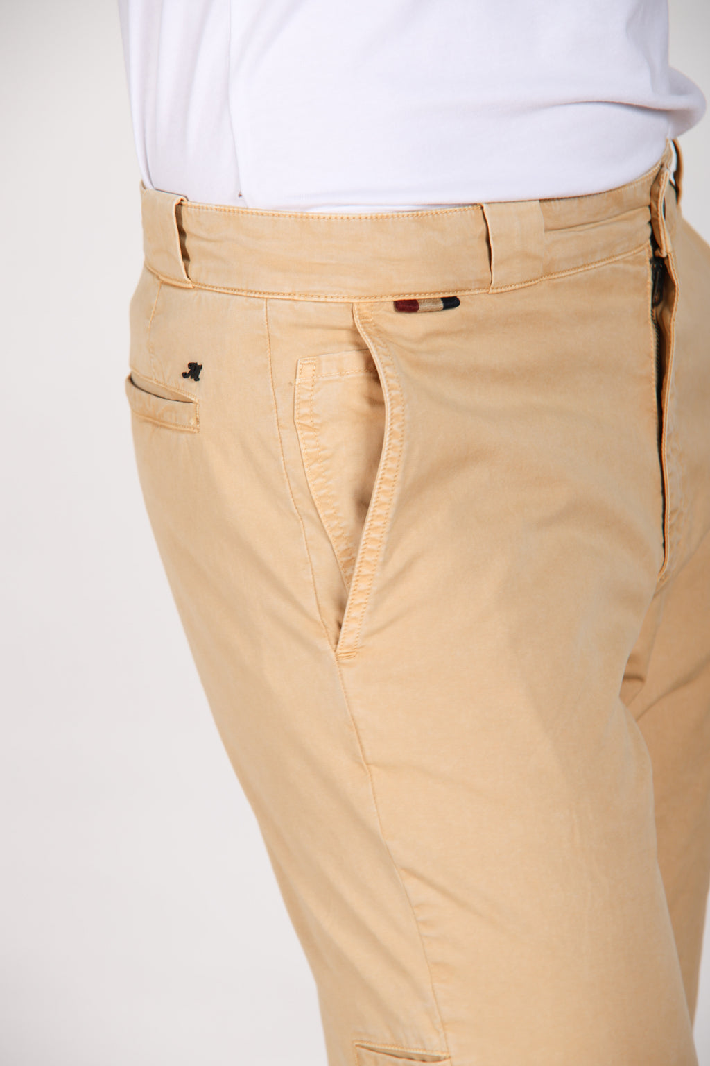 Madison M74 pantalón chino hombre en twill ligero stretch carrot fit