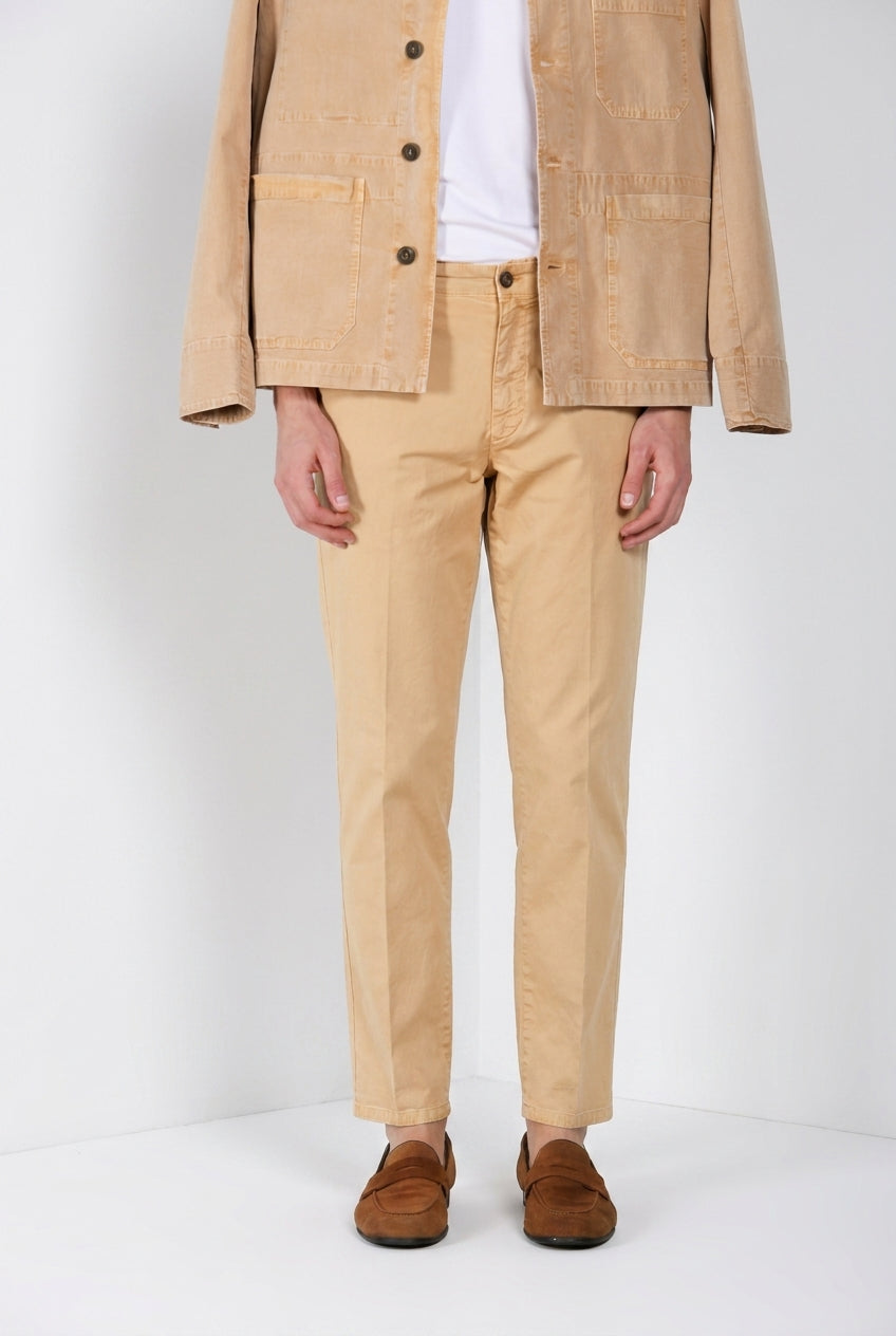 Madison M74 pantalón chino hombre en twill ligero stretch carrot fit