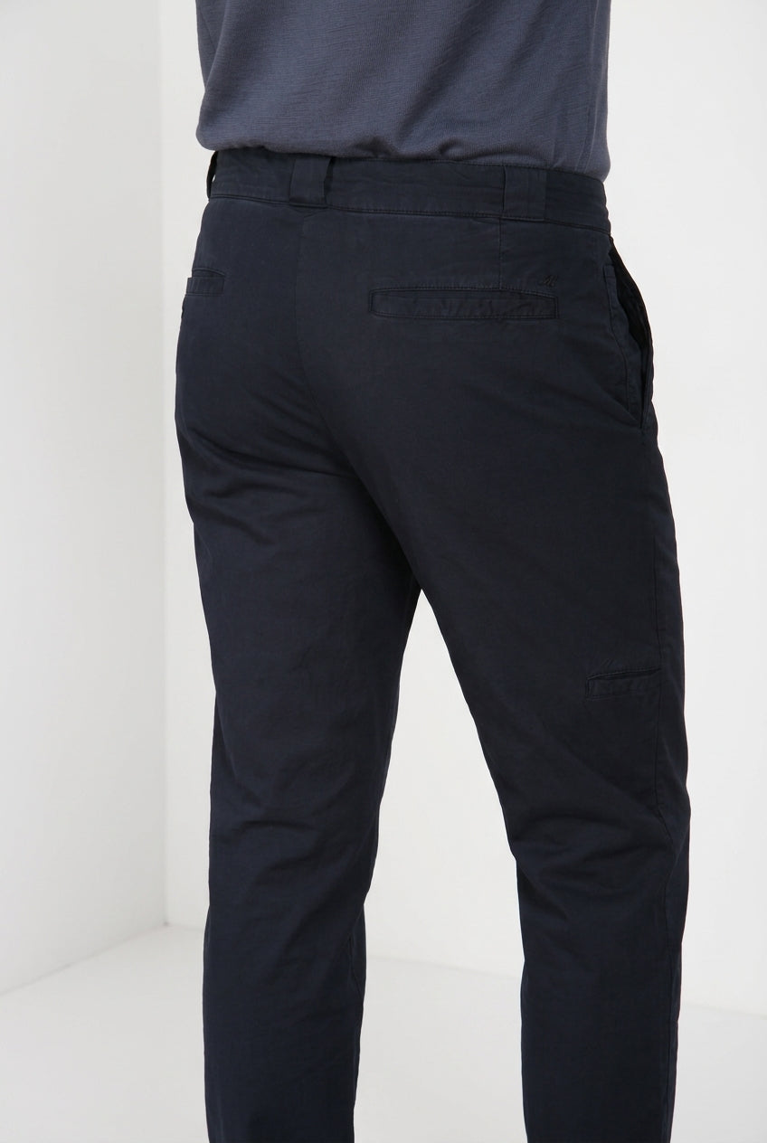 Madison M74 pantalón chino hombre en twill ligero stretch carrot fit