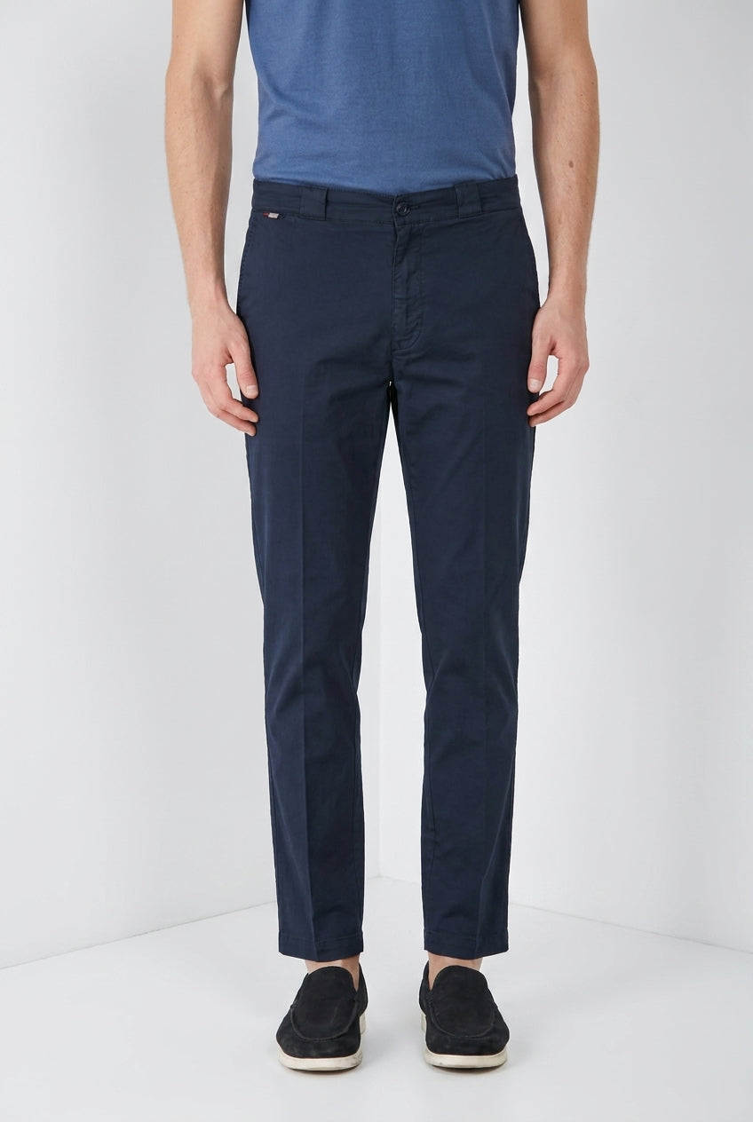 Madison M74 pantalón chino hombre en twill ligero stretch carrot fit