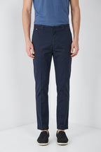 Madison M74 pantalón chino hombre en twill ligero stretch carrot fit