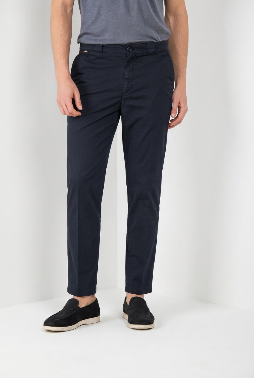 Madison M74 pantalón chino hombre en twill ligero stretch carrot fit