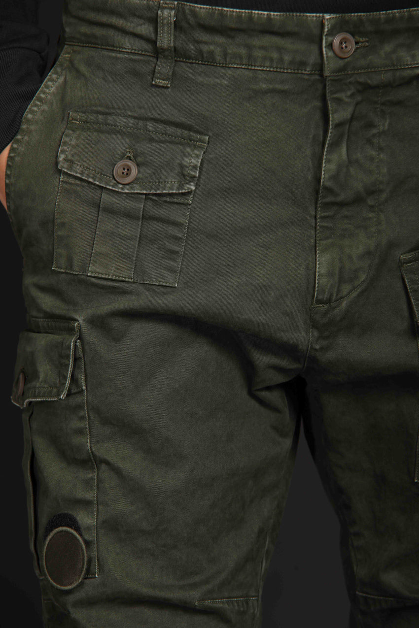 immagine 3 di pantalone cargo uomo modello George Coolpocket in verde carrot fit di Mason's