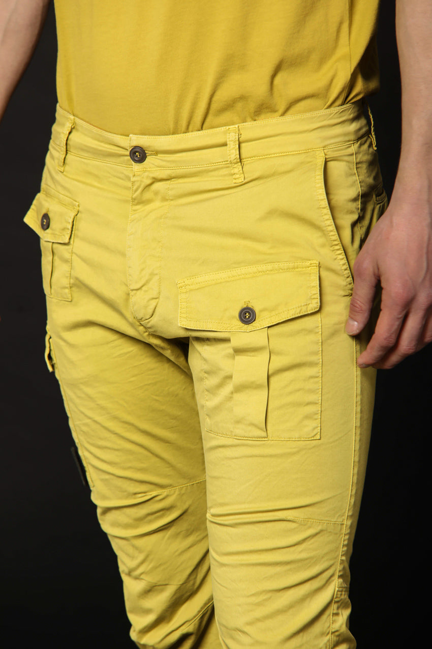 immagine 3 di pantalone cargo uomo modello George Coolpocket in verde lime fit carrot di Mason's