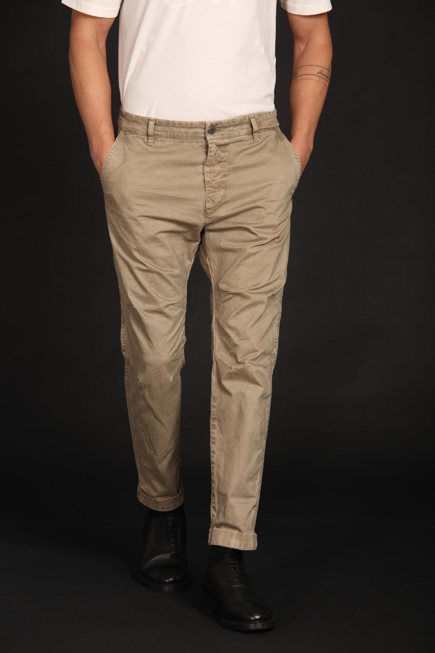 immagine 2 di pantalone chino uomo modello John Coolchinos di colore kaki fit carrot di Mason's