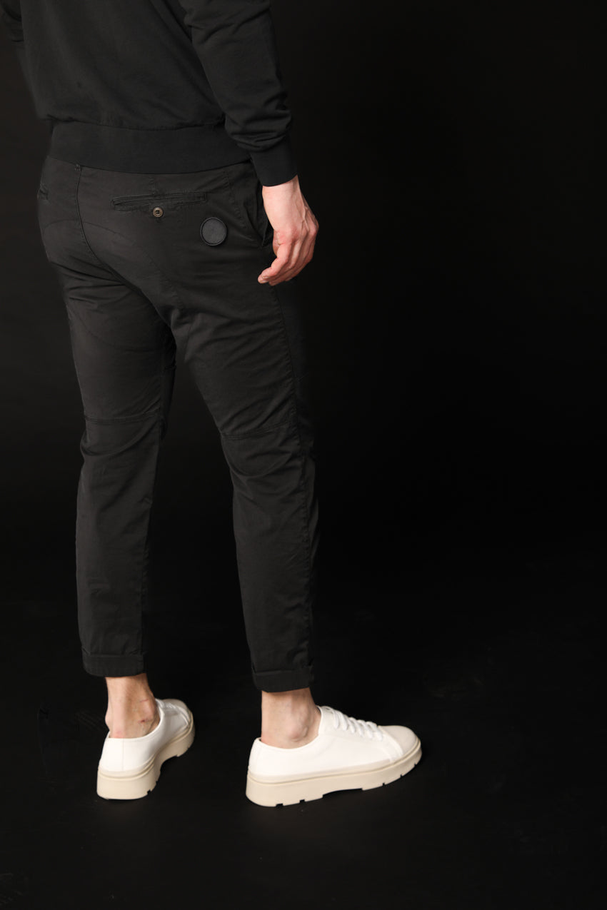 immagine 4 di pantalone chino uomo modello John Coolkhinos in nero fit carrot di Mason's