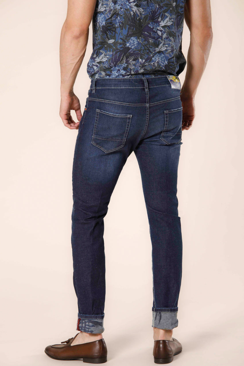 immagine 5 di pantalone uomo in denim stretch con pattern fiore modello harris 5 tasche colore blu navy slim fit di Mason's