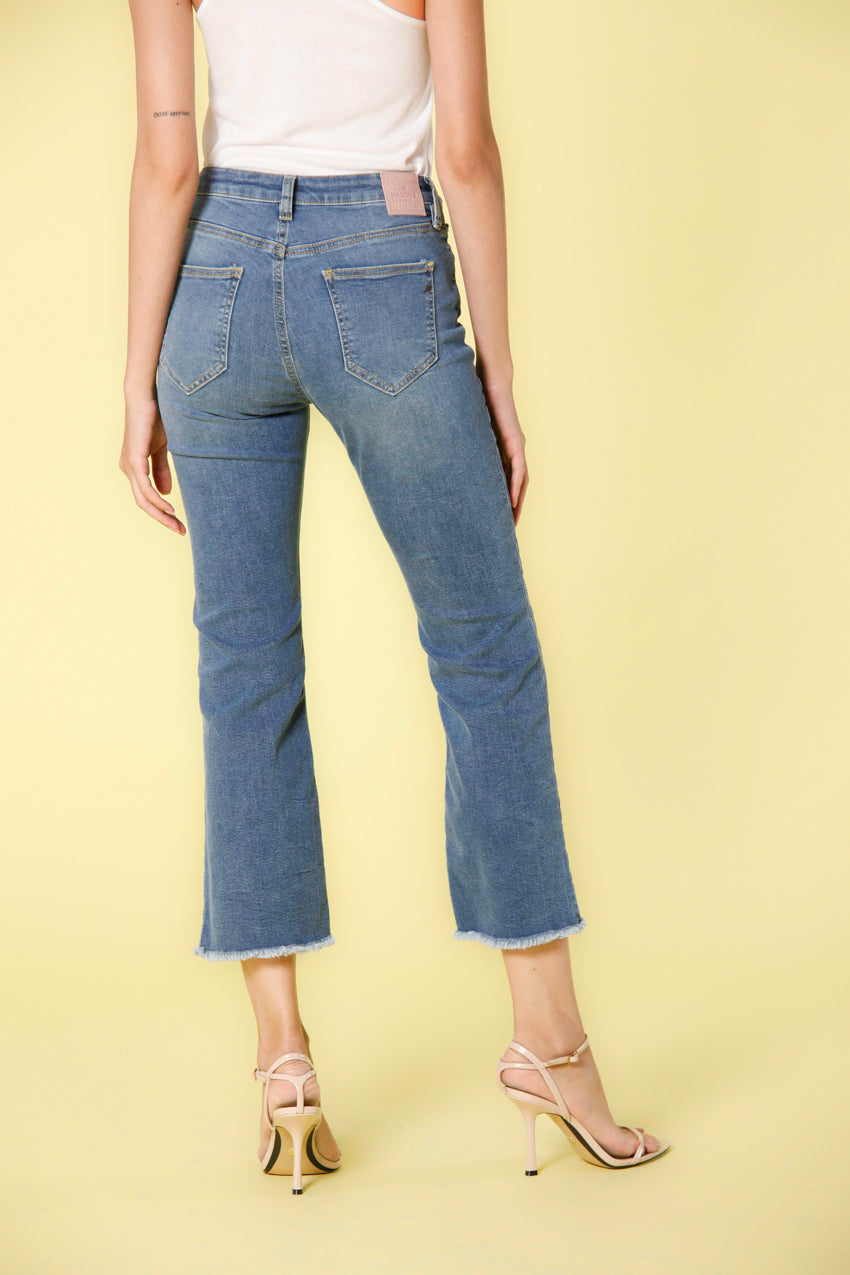 Bild 5 von Damen-5-Pocket-Hose in marineblau-Denim mit ausgestelltem Cropped Saum Modell Olivia von Mason's.