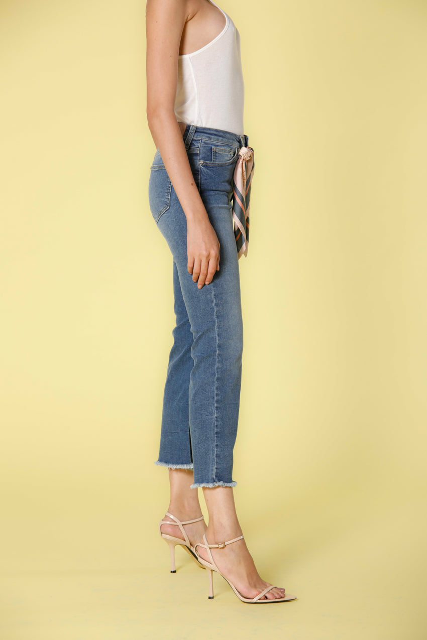 Bild 4 von Damen-5-Pocket-Hose in marineblau-Denim mit ausgestelltem Cropped Saum Modell Olivia von Mason's.