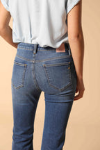 Olivia pantalón 5 bolsillos mujer en denim azul stretch con fondo trompeta slim fit