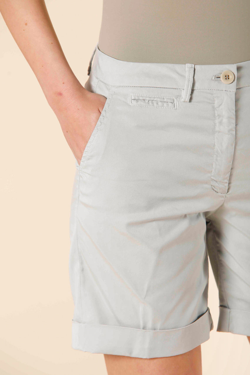 immagine 2 di bermuda chino donna in tencel con ricamo modello jaqueline curvie colore celestino curvy fit di Mason's 