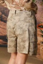 Judy bermuda cargo mujer en sarga de algodón estampado camuflaje arena corte relaxed fit