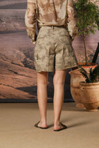 Judy bermuda cargo mujer en sarga de algodón estampado camuflaje arena corte relaxed fit