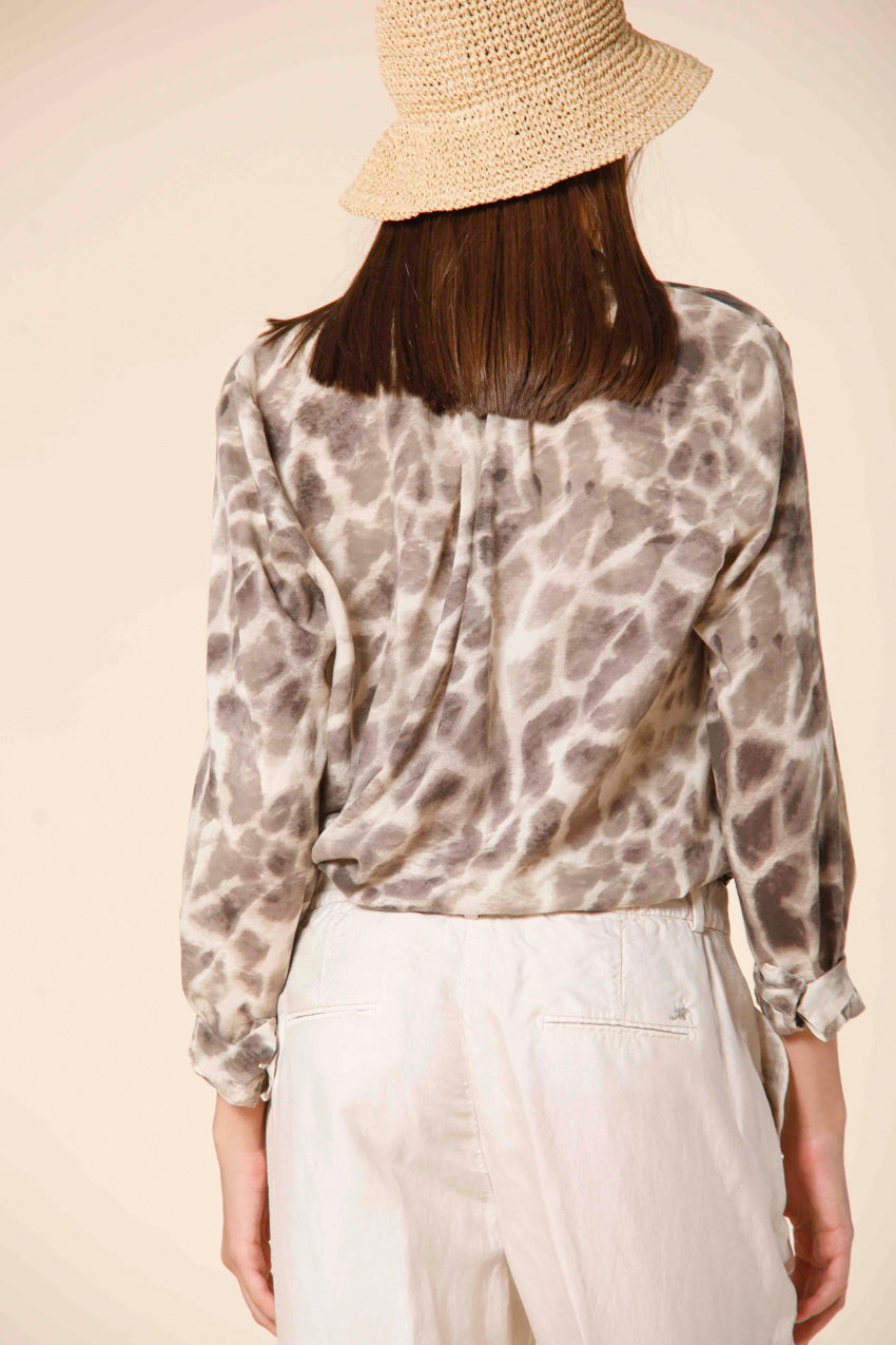 immagine 3 di camicia da donna a manica lunga in tencel con pattern giraffa modello Adele colore stucco di Mason's