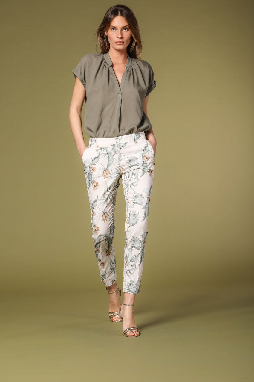 immagine 2 di pantalone capri chino donna modello Jaqueline Curvie stampa floreale colore bianco fit curvy di Mason's