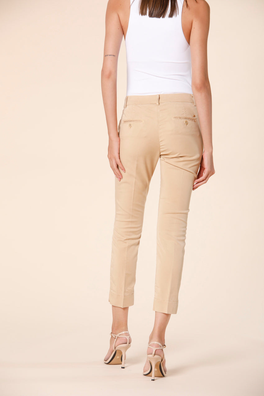 Image 4 of women's capri chino pants in dark khaki colored cotton Jaqueline Curvie model by Mason's