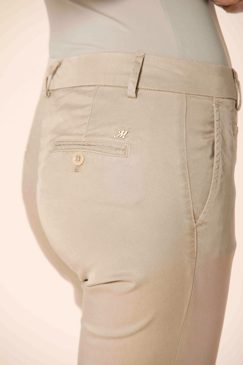 immagine 2 di pantalone chino capri donna in tencel con ricamo modello jaqueline curvie colore kaki curvy fit di Mason's